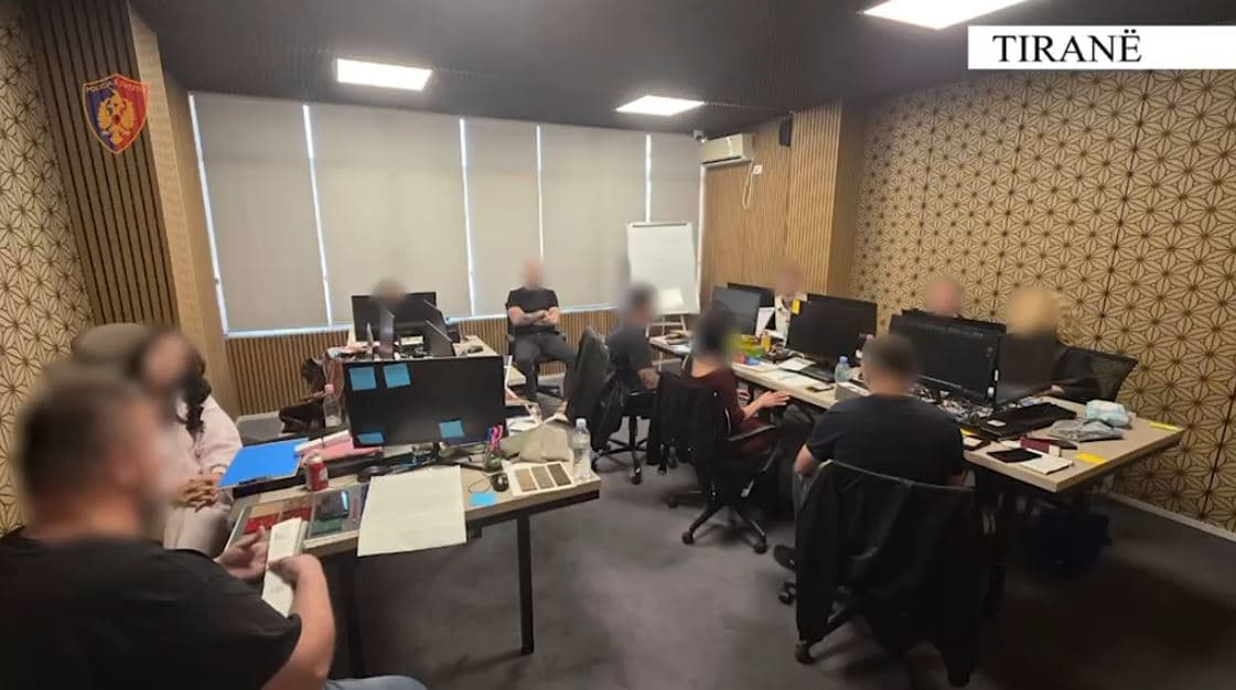 Mashtrim ndërkombëtar nëpërmjet bursave fiktive, zbulohet në Tiranë apartamenti i kthyer në Call Center/ Arrestohen dy administratorët