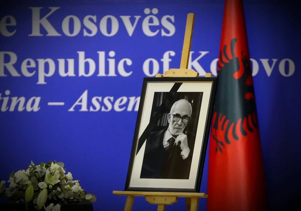 Kosova në zi për vdekjen e Rexhep Qosjes, mbahen homazhe përkujtimore në Kuvend
