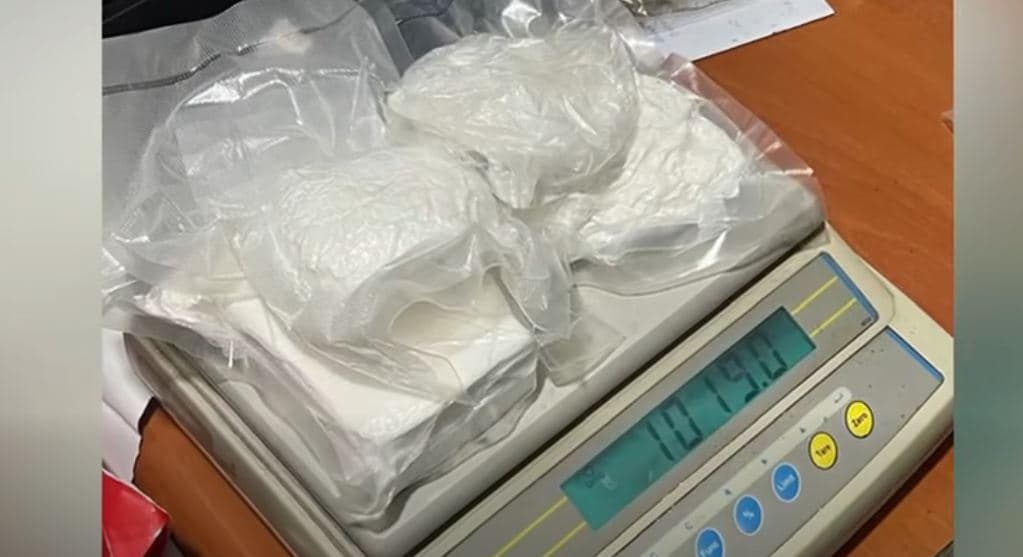 Tiranë/ Kishin fshehur drogën në një pallat me qëllim shitjen, një në pranga, dy në kërkim