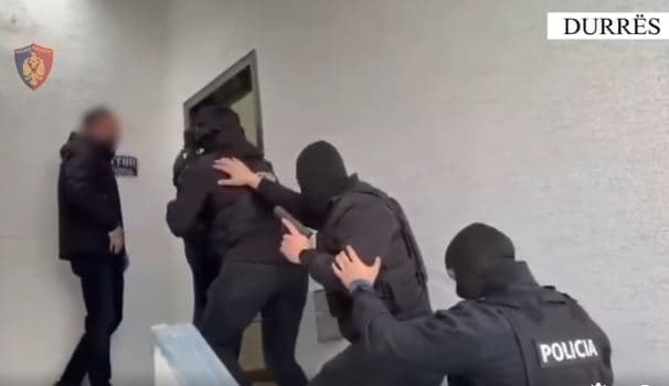 I dyshuar për trafikim armësh, arrestohet 44 vjeçari në Durrës