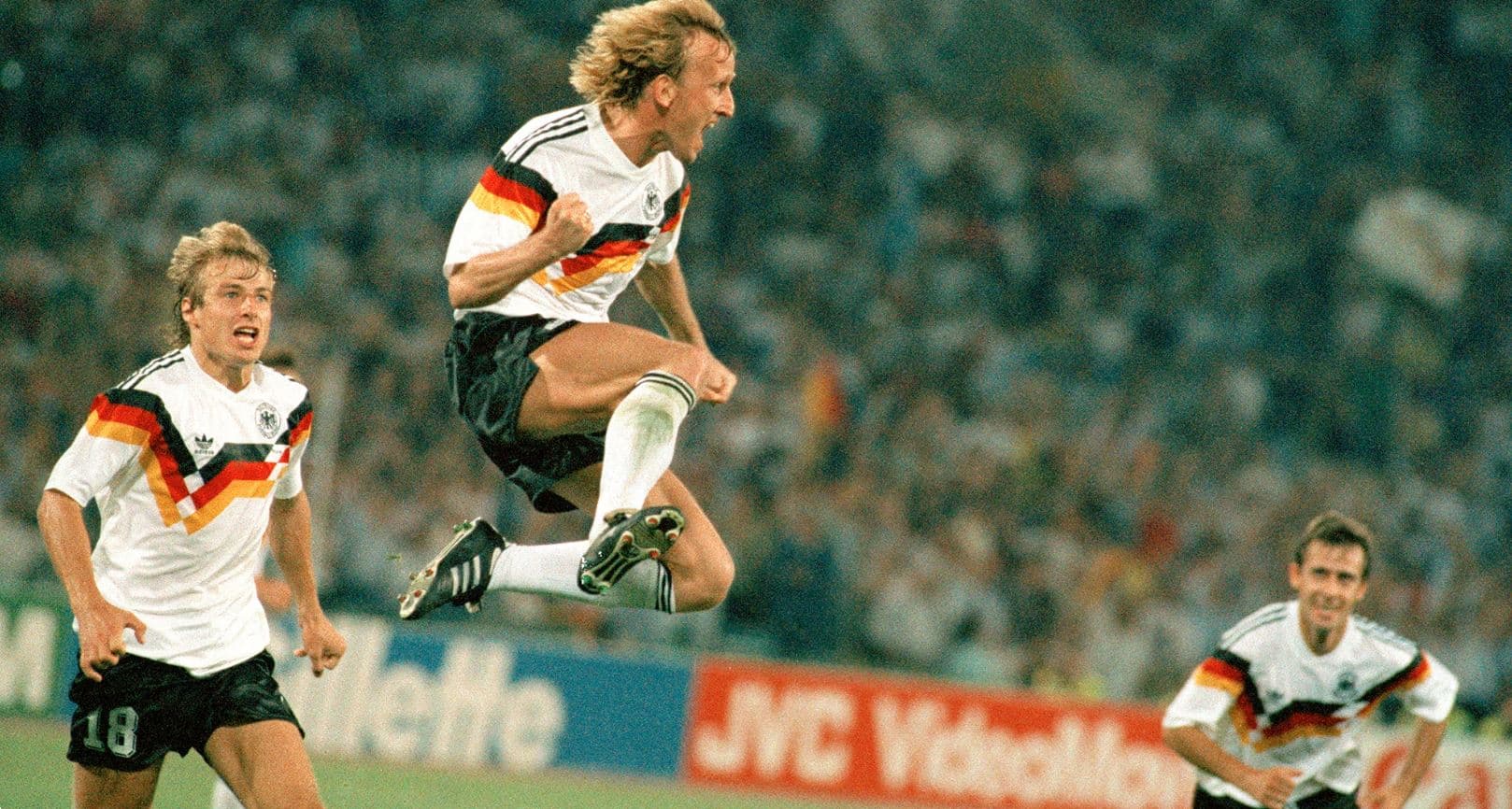 Nostalgjia vishet në fushë/ Fanellat retro po rikthejnë futbollin në vitet ’90