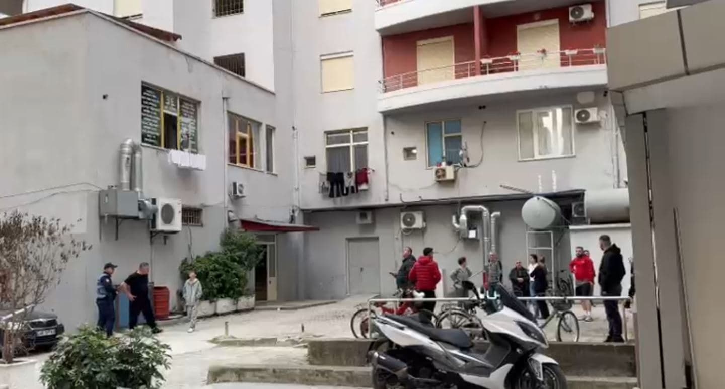 Vlorë/ Bie nga ballkoni i banesës, ndërron jetë fëmija 5-vjeç