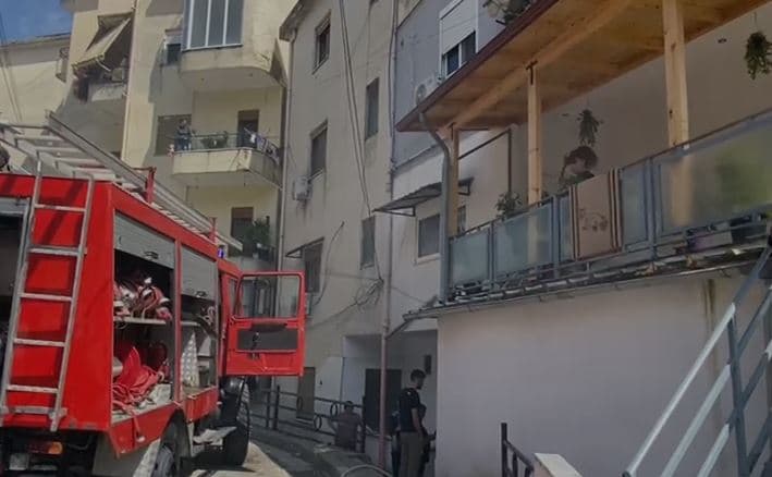 Gjirokastër/ Banesa përfshihet nga flakët, vetëm dëme materiale