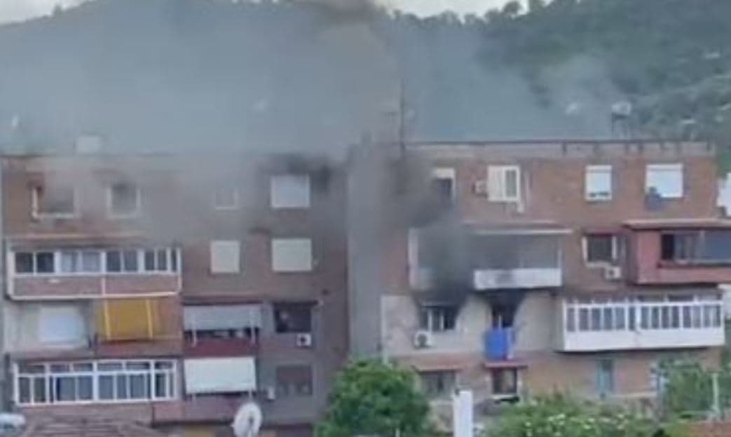 Zjarr në një apartament në Elbasan, panik te banorët