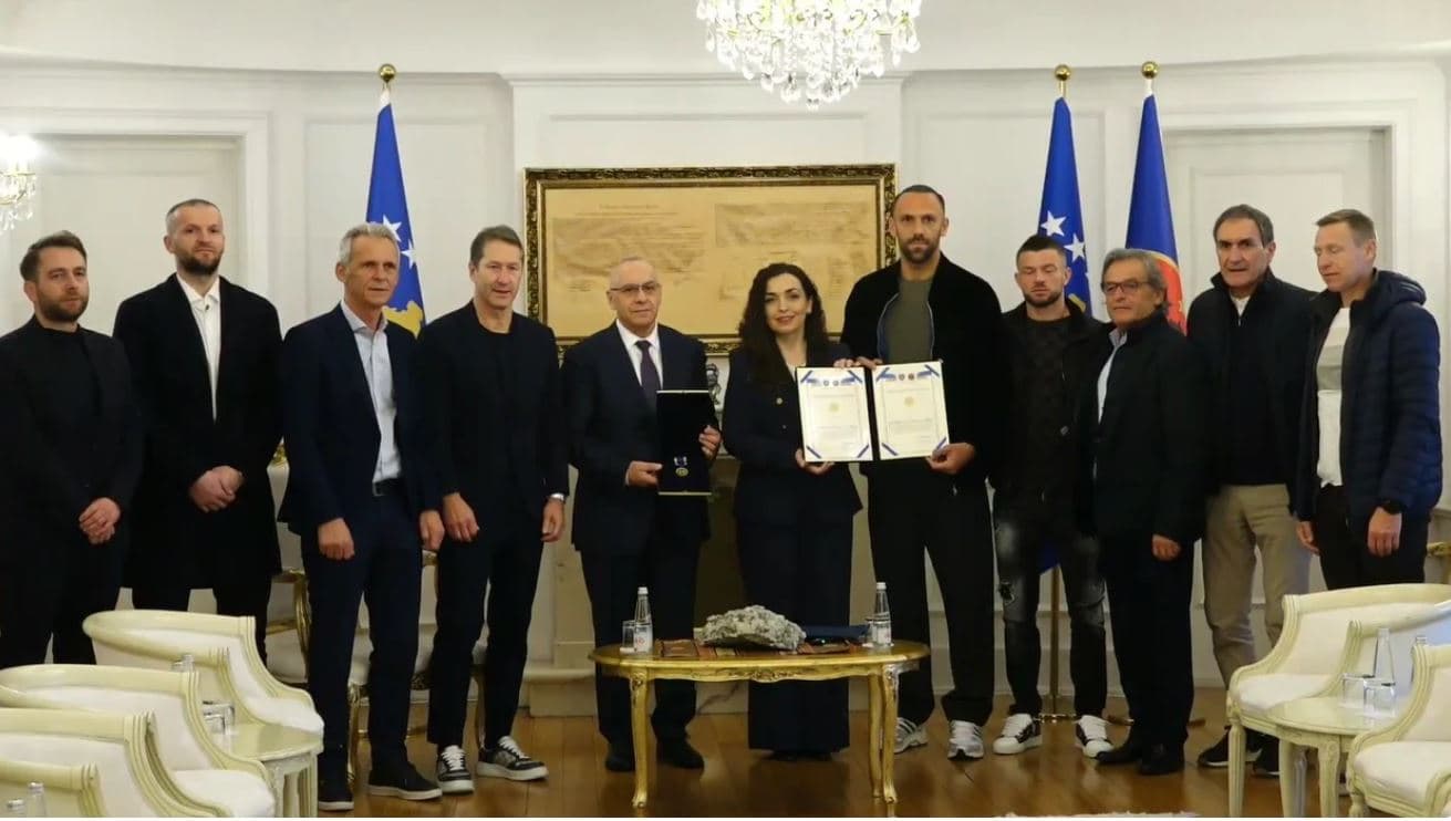 Presidentja Osmani dekoron Kombëtaren e Kosovës me Medaljen Presidenciale të Meritave