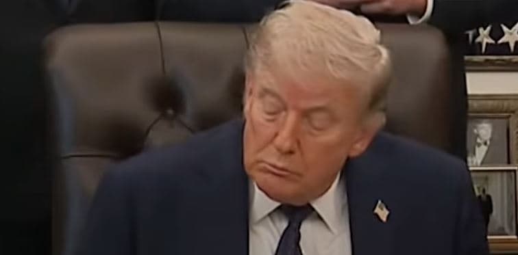 Donald Trump kapet duke dremitur gjatë një konference për shtyp në Shtëpinë e Bardhë (VIDEO)