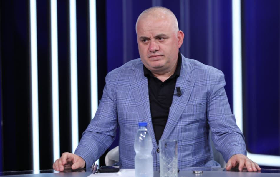 “Meta në kafaz”/ Hoxha: Kafazi në gjykatë është vendim gjykate, jo standard i domosdoshëm