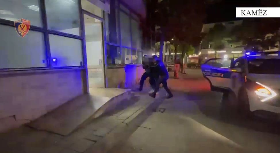   Të shtëna me armë pas një konflikti në Kamëz/ Arrestohet 23-vjeçari, në kërkim pesë të tjerë