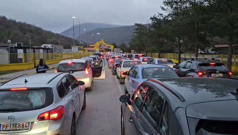 Kapshtica “bllokohet” pas Pashkëve, emigrantët kthehen masivisht drejt Greqisë