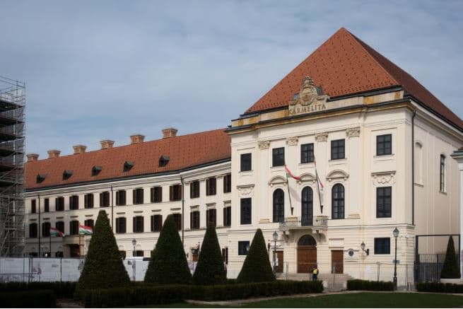 Hungaria do të zhvendosë zyrën e kryeministrit, kritika ndaj Orban