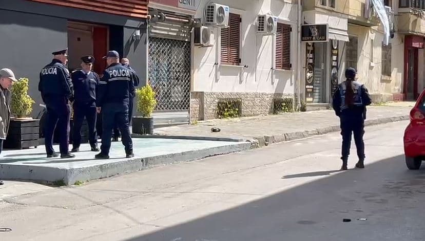 Sherr mes të rinjve në lagjen nr. 2 në Korçë, një person përfundon në spital (VIDEO)