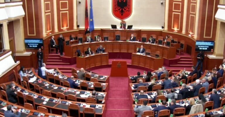 Kuvend/ Braçe interpelancë me Sallën, përballje politike për AKSHI dhe investimet rrugore