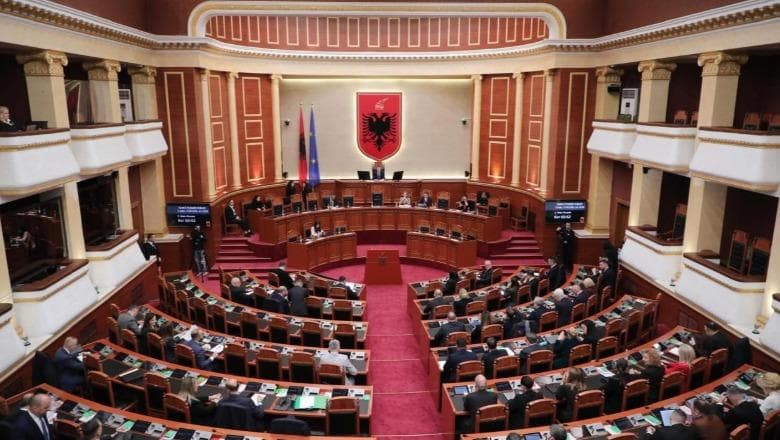 Katër interpelanca në Kuvend/ Opozita kërkon llogari për mbrojtjen, arsimin dhe tenderët