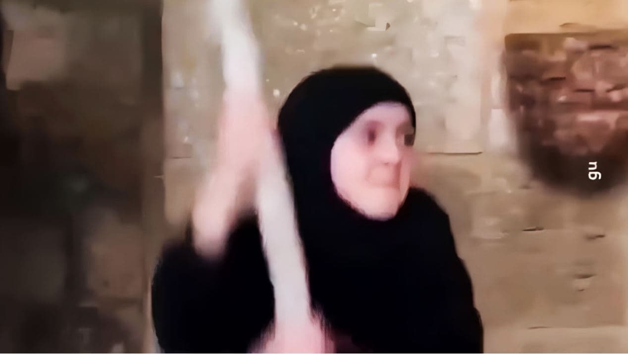 Një vajzë e vogël myslimane në Liban i bie kambanës së kishës, dërgon mesazh uniteti: Jemi të gjithë një (VIDEO)