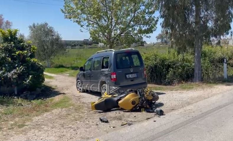 Aksident në “Pushimin e Shoferit”, drejtuesi i motoçikletës ndërron jetë në spitalin e Lushnjës (VIDEO)