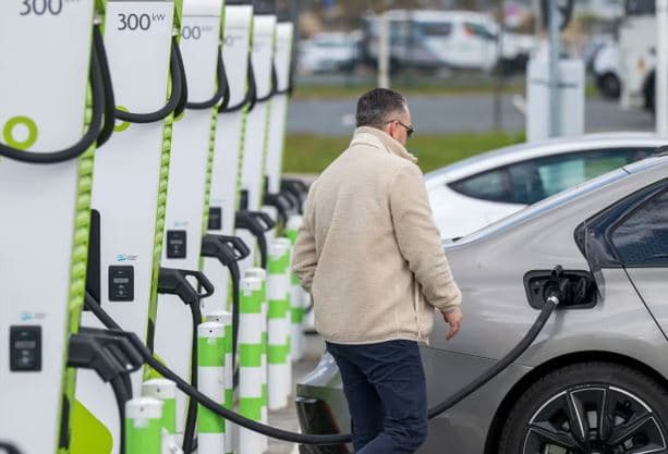 Nafta e shtrenjtë po ndryshon lojën/ Shitjet e makinave elektrike rriten me 51% në Evropë