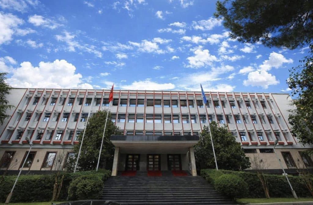Ministria e Jashtme paralajmëron për faqe false vizash: Nuk është e autorizuar për shërbime