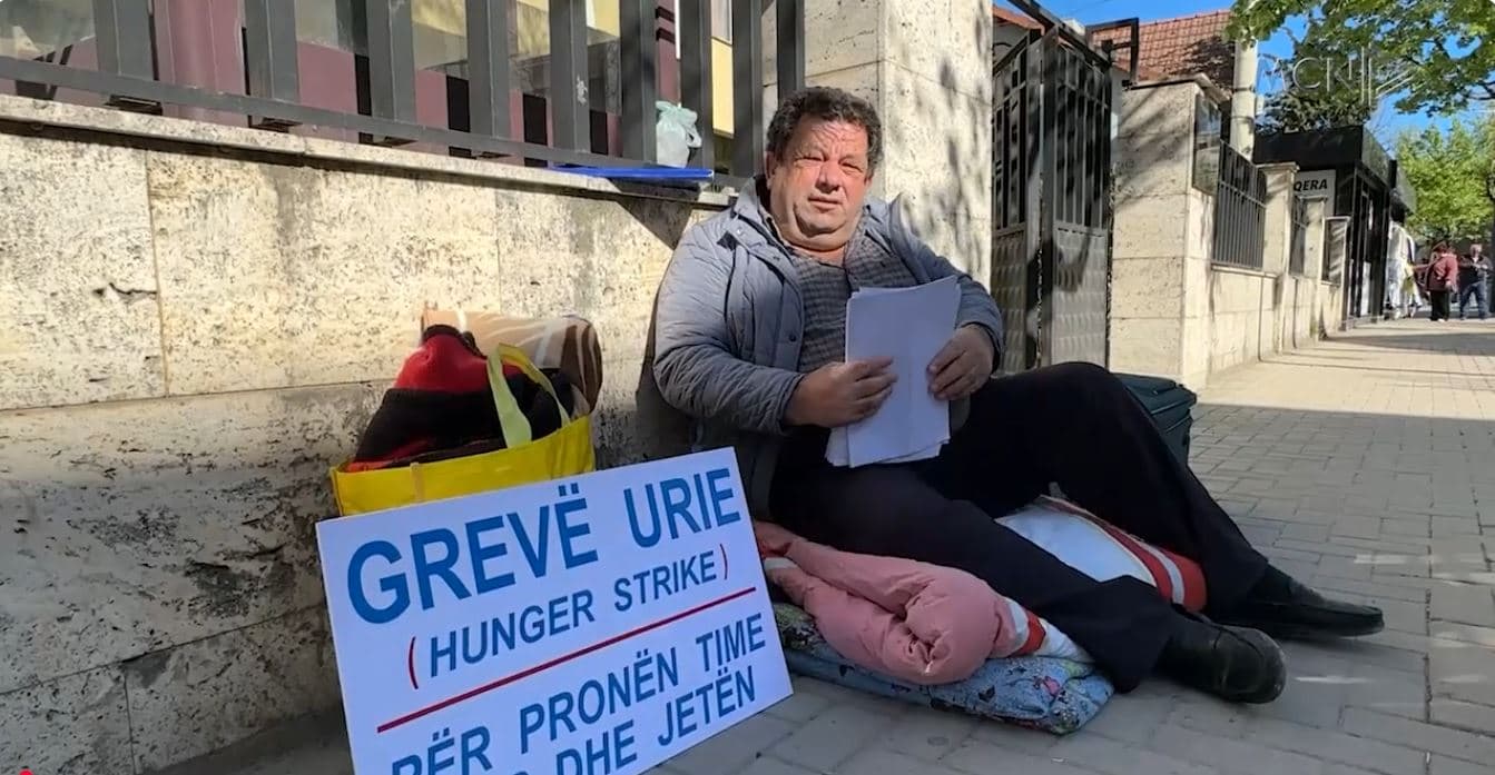 Lezhë, në grevë urie para prokurorisë. Meta: Po zvarrisin grabitjen e pronës, të hetohet Majlinda Cara