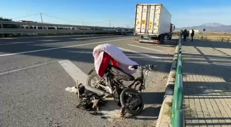Përplaset një kamion me një motor në Kombinat, humb jetën një person