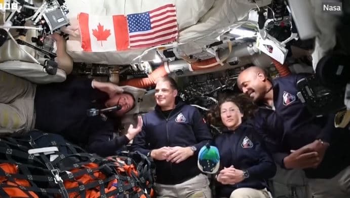 ‘Selfie hapësinore’, NASA publikon Hënën dhe Tokën nga dritarja e Orionit