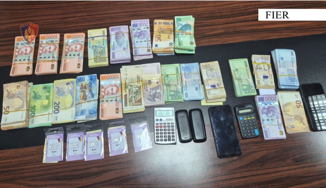 Këmbim valutor i paligjshëm në Fier, arrestohen 3 persona