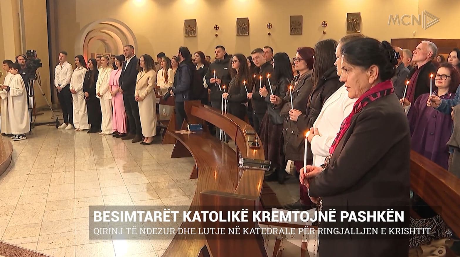 Besimtarët katolikë kremtojnë Pashkën/ Qirinj të ndezur dhe lutje në katedrale për ringjalljen e Krishtit (VIDEO)