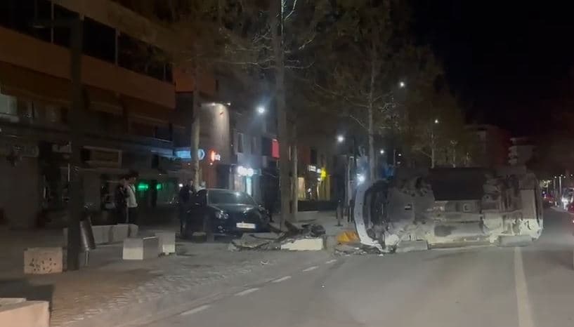 14-vjeçari në timon përplas disa mjete dhe makina policie, plagosen dy efektivë