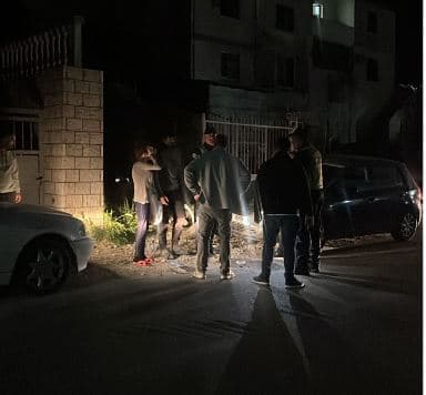 Motori del nga rruga, plagoset një grua shtatzënë 