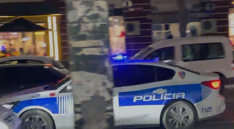 Ngjarje e pazakontë në Vlorë/ Vajza ndalon makinat dhe kërcënon drejtuesit, ndërhyn policia