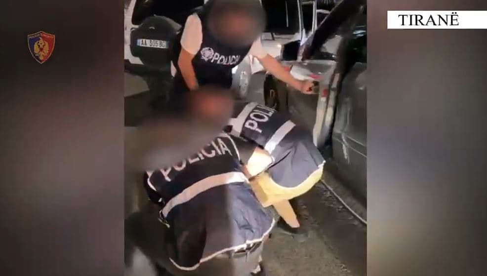     Lëvizte i armatosur më makinë, arrestohet 39-vjeçari në Tiranë 
