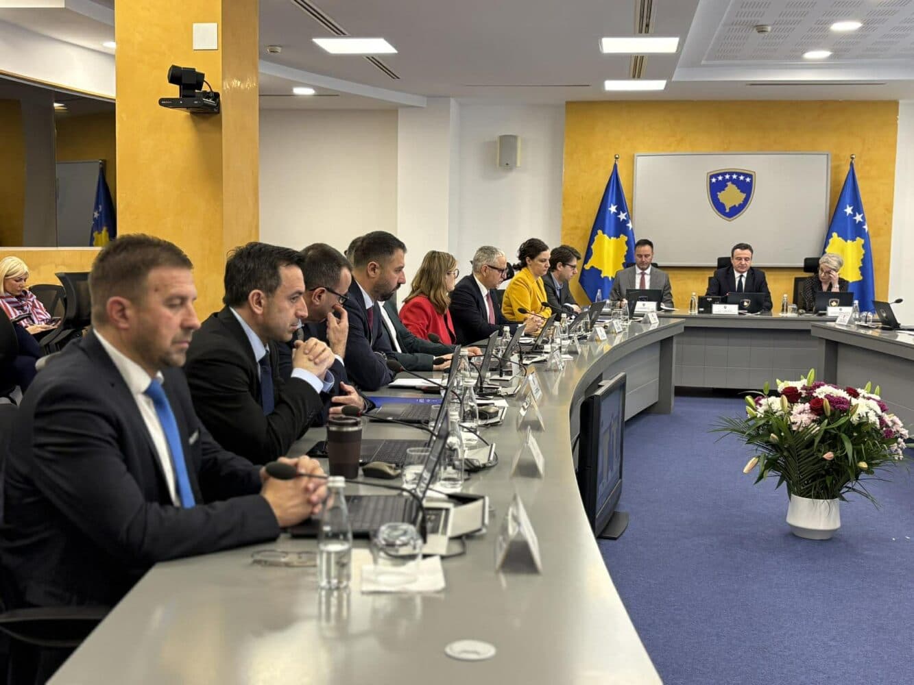 Qeveria në Kosovë miraton masa të përkohshme për frenimin e rritjes së çmimeve