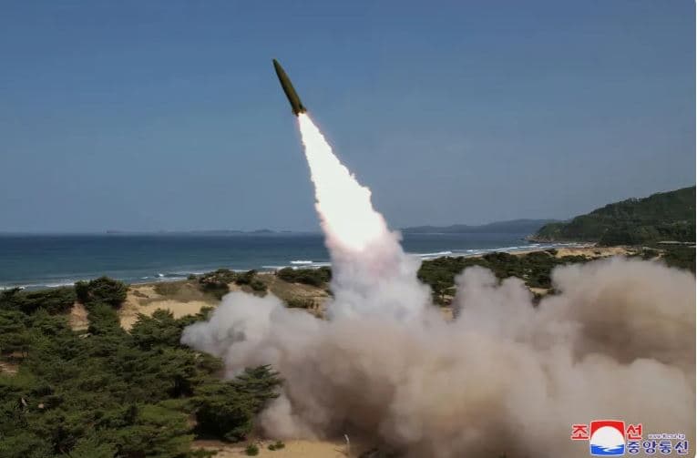 Koreja e Veriut lëshon raketa balistike në Detin e Japonisë   
