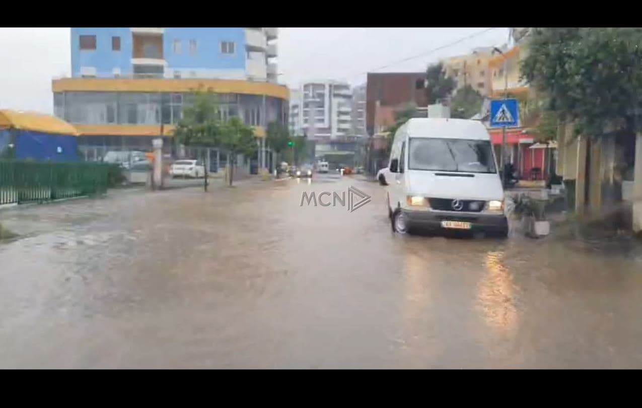 Shiu krijon probleme në disa zona në Lezhë, vështirësi në qarkullimin e qytetarëve dhe automjeteve (VIDEO)