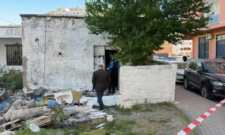 ‘Qendër për të moshuarit’, Bashkia e Lezhës nis shembjen e objekteve pas Katedrales