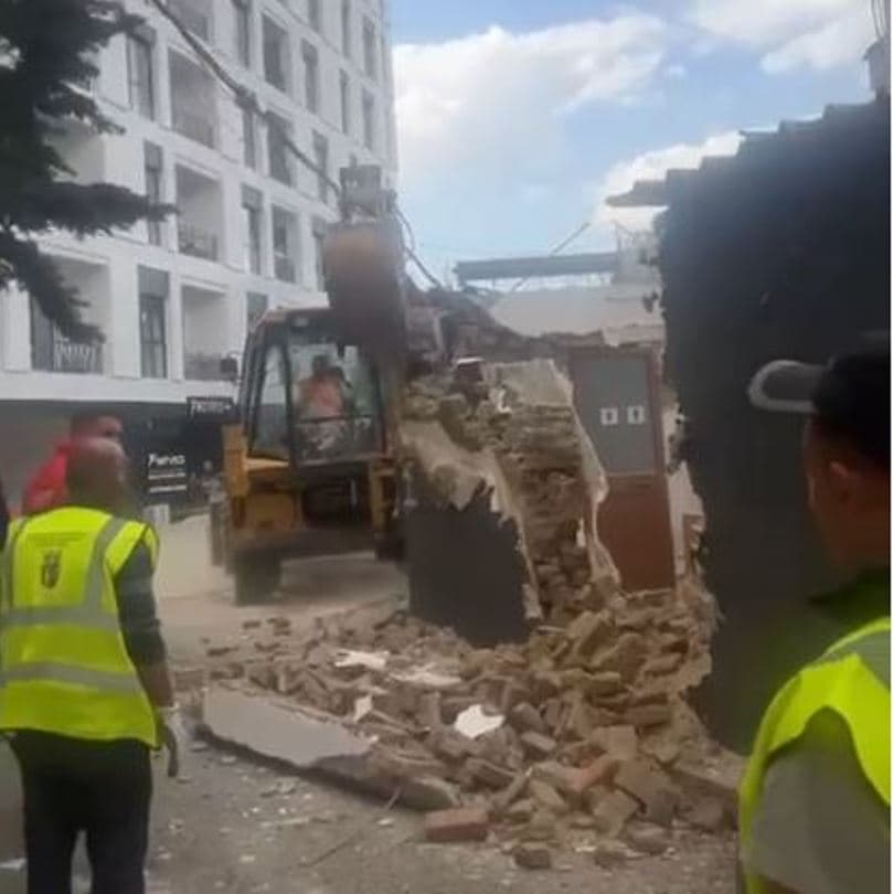 Kishte bllokuar rrugën te pallati i “Arlis” që u përfshi nga zjarri, shembet objekti pa leje (VIDEO)