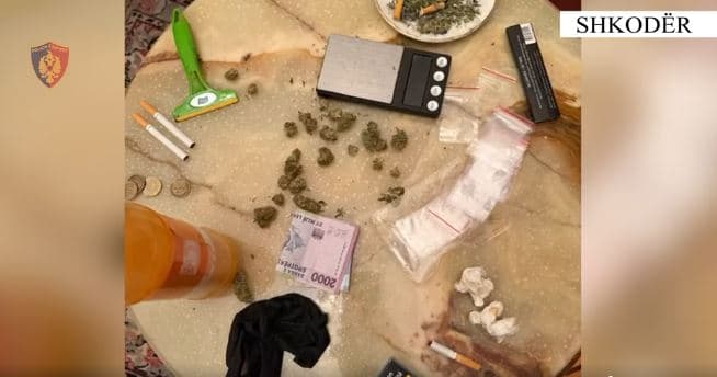 Sekuestrohen kokainë dhe kanabis në Shkodër/ Arrestohen dy të rinj në pranga, një tjetër në kërkim