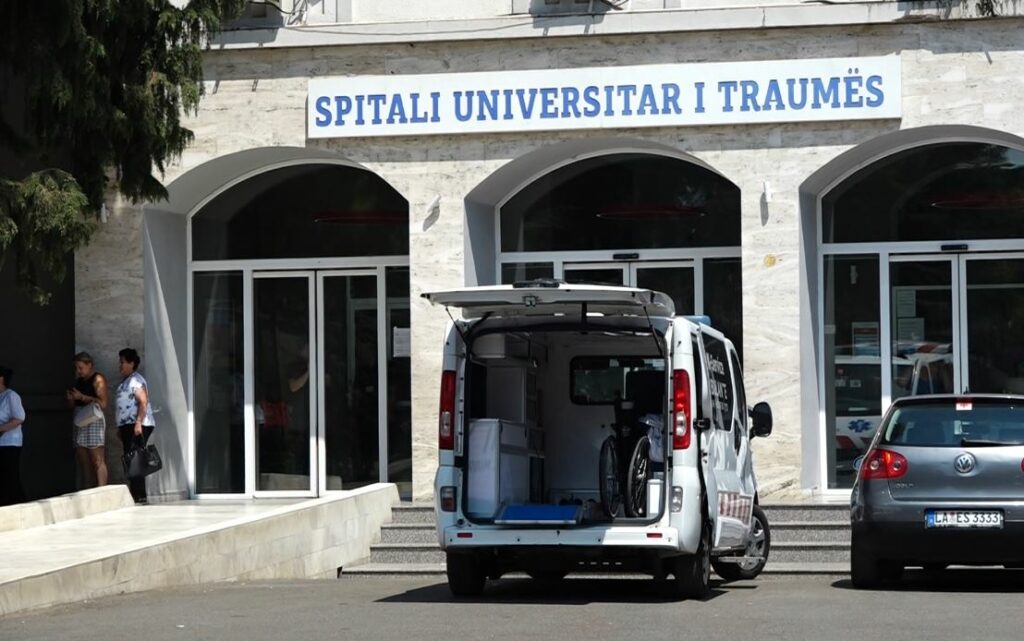 Tentativë vetëvrasjeje në Durrës, 56-vjeçarja dërgohet me urgjencë në Spitalin e Traumës