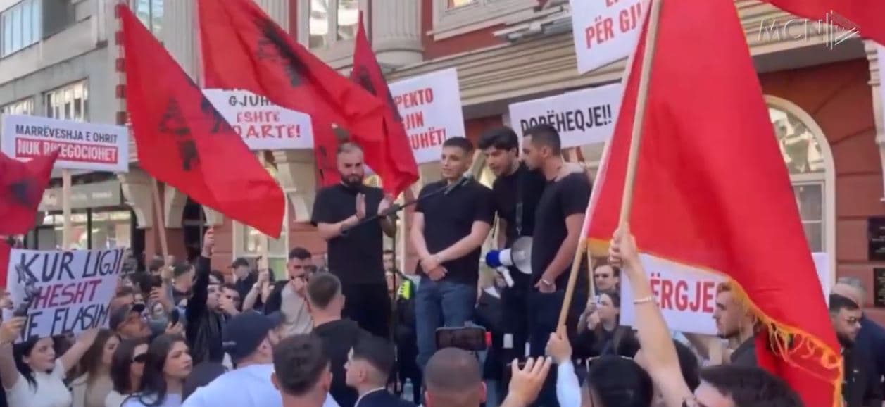 “Gjuha amtare s’është opsion, por identitet”/ Studentët shqiptarë protestë në Maqedoninë e Veriut (VIDEO)
