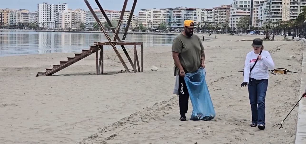 Mesazh ndërgjegjësimi për vendasit/ Të huajt në Vlorë aksion vullnetar për pastrimin e Lungomares (VIDEO)