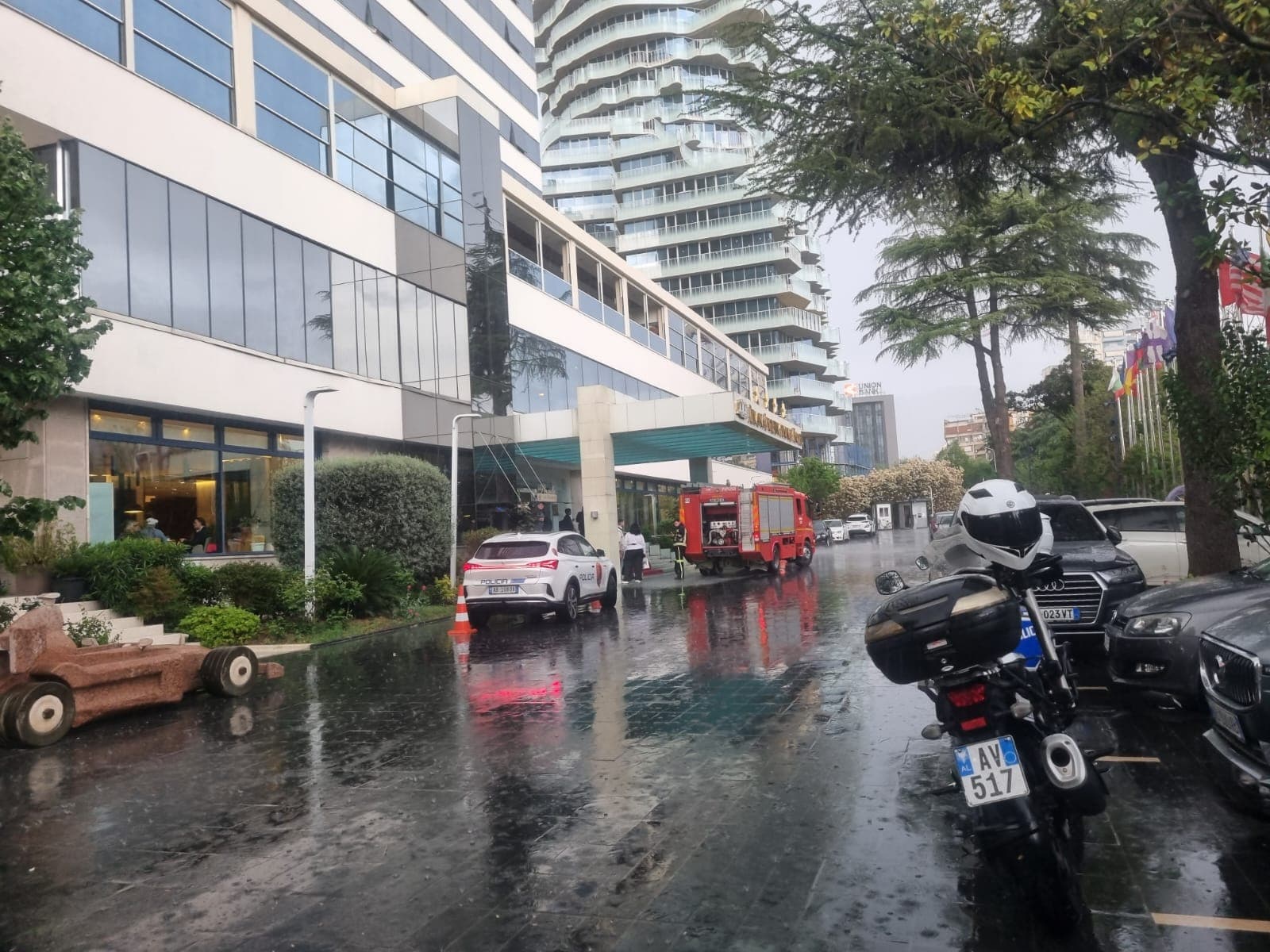 Digjet krevati i një dhome në katin e katërt të “Hotel Tirana”