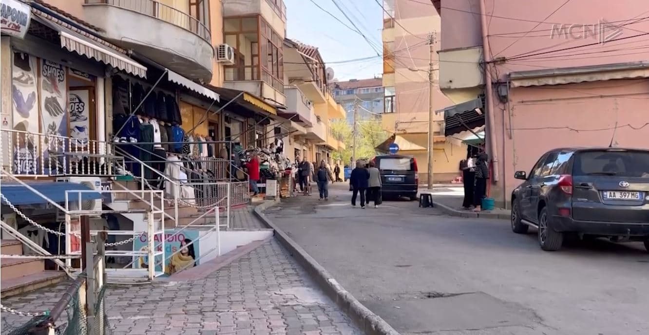 “Hiqeni mallin jashtë dyqanit”. Korçë, bizneset kundërshtojnë aksionin e policisë te tregu maqedonas