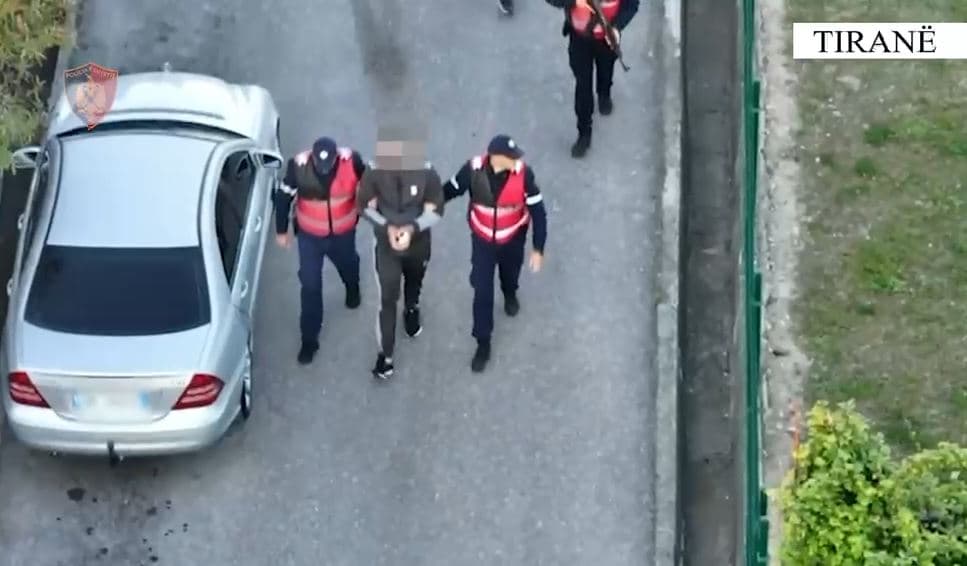   Morën me forcë një 32-vjeçar dhe e dhunuan për para/ Arrestohen dy persona, një tjetër në kërkim