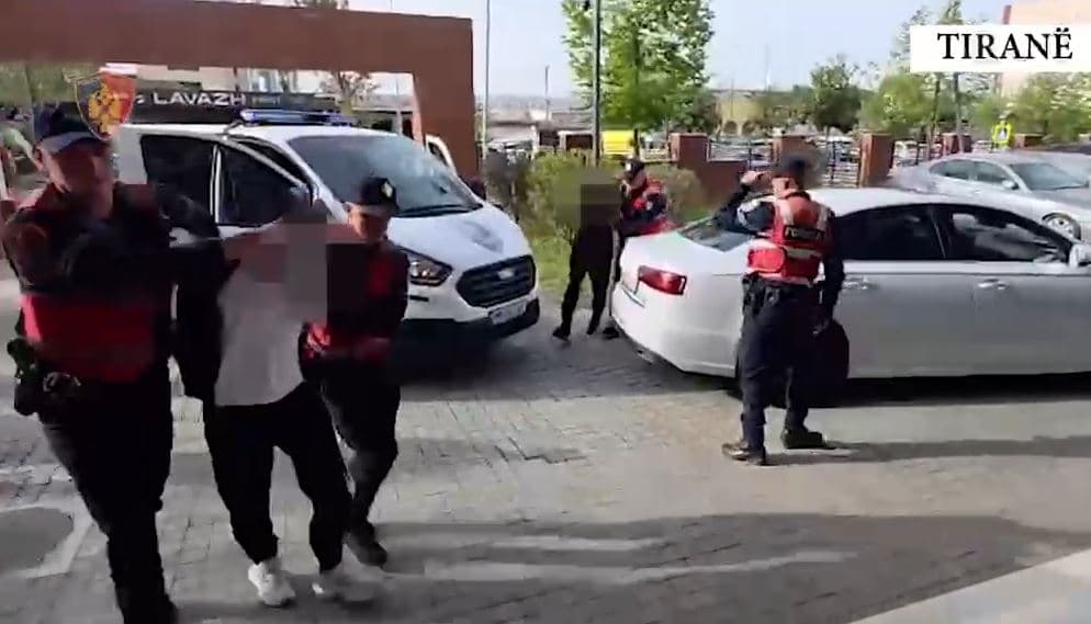 Lëvizte i armatosur me pistoletë, arrestohet në flagrancë 21-vjeçari në Tiranë
