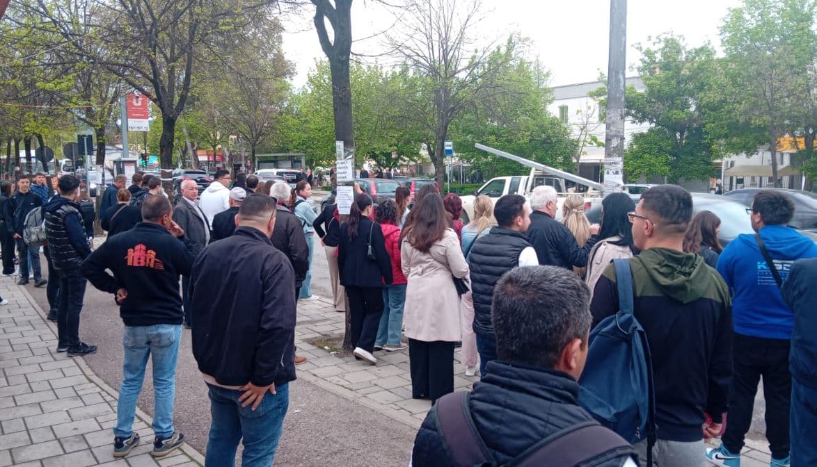 Reduktimi i urbanëve/ Stacionet mbushen me qytetarë, kaos në Tiranë