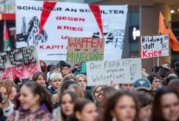 Trazira në Gjermani/ Protesta dhe polemika për rregullin e ri ushtarak