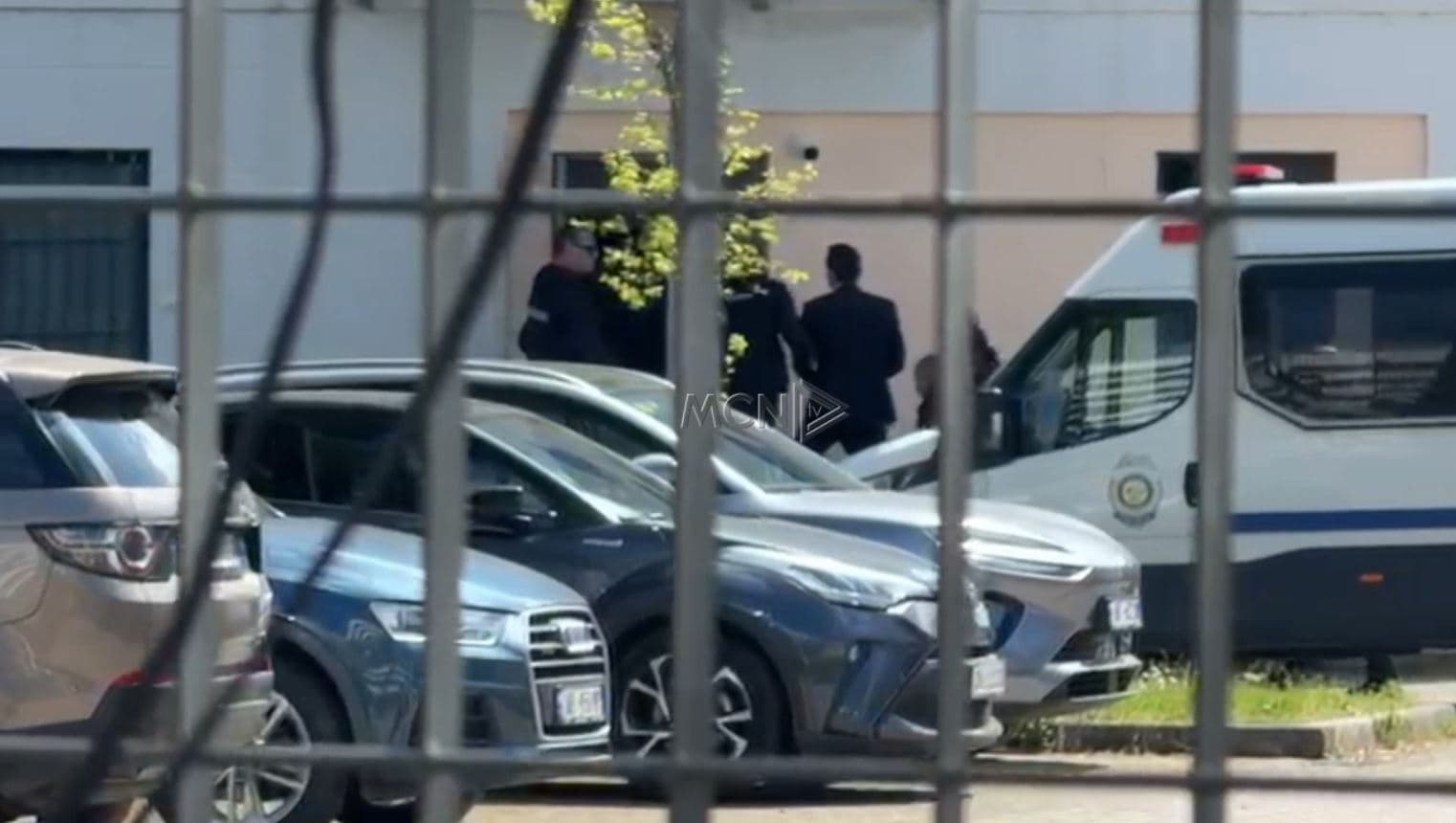 Kundërshton Ols Dadon si prokuror, Veliaj shoqërohet në gjykatë me pranga në duar (VIDEO)