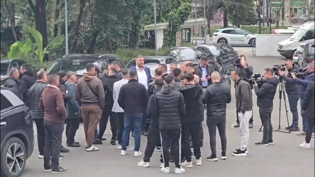 Anëtarët e PD-së në Durrës paraqiten në seli, kërkojnë takim me Berishën për përjashtimet (VIDEO)