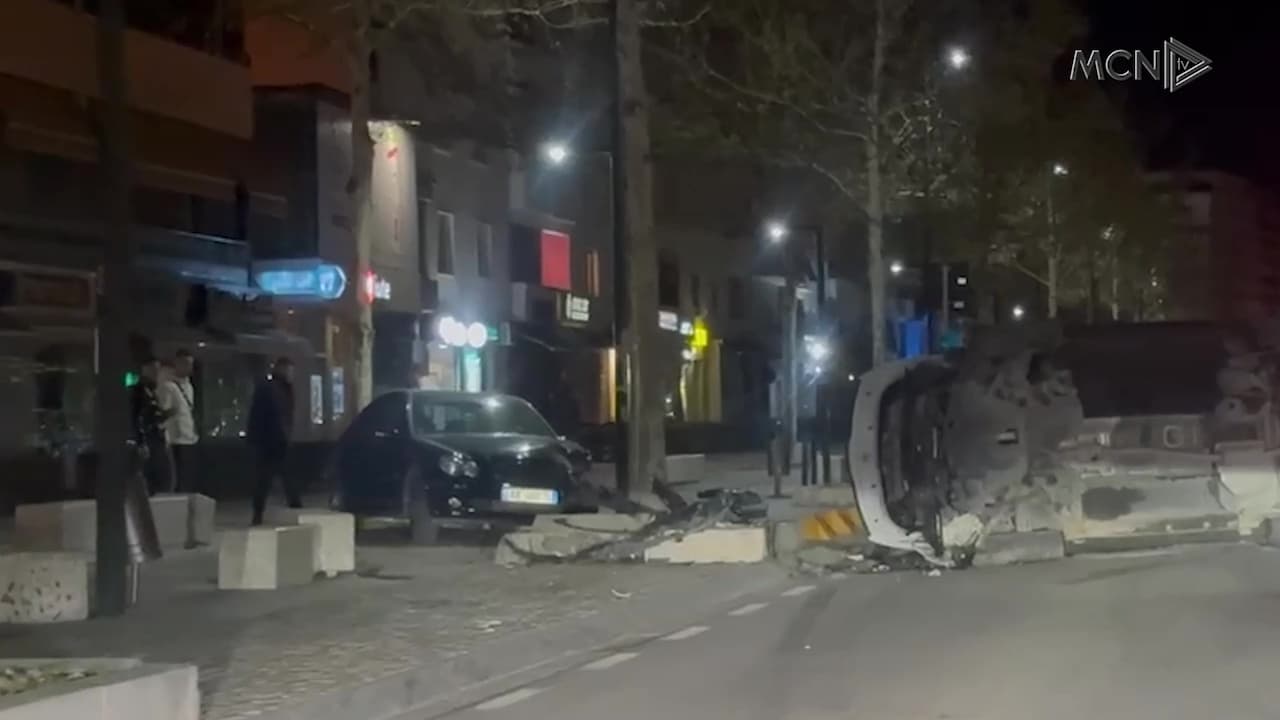 I mituri sfidon ligjin dhe policinë / Përplas makinën e patrullës në Vlorë dhe plagos dy efektivë (VIDEO)