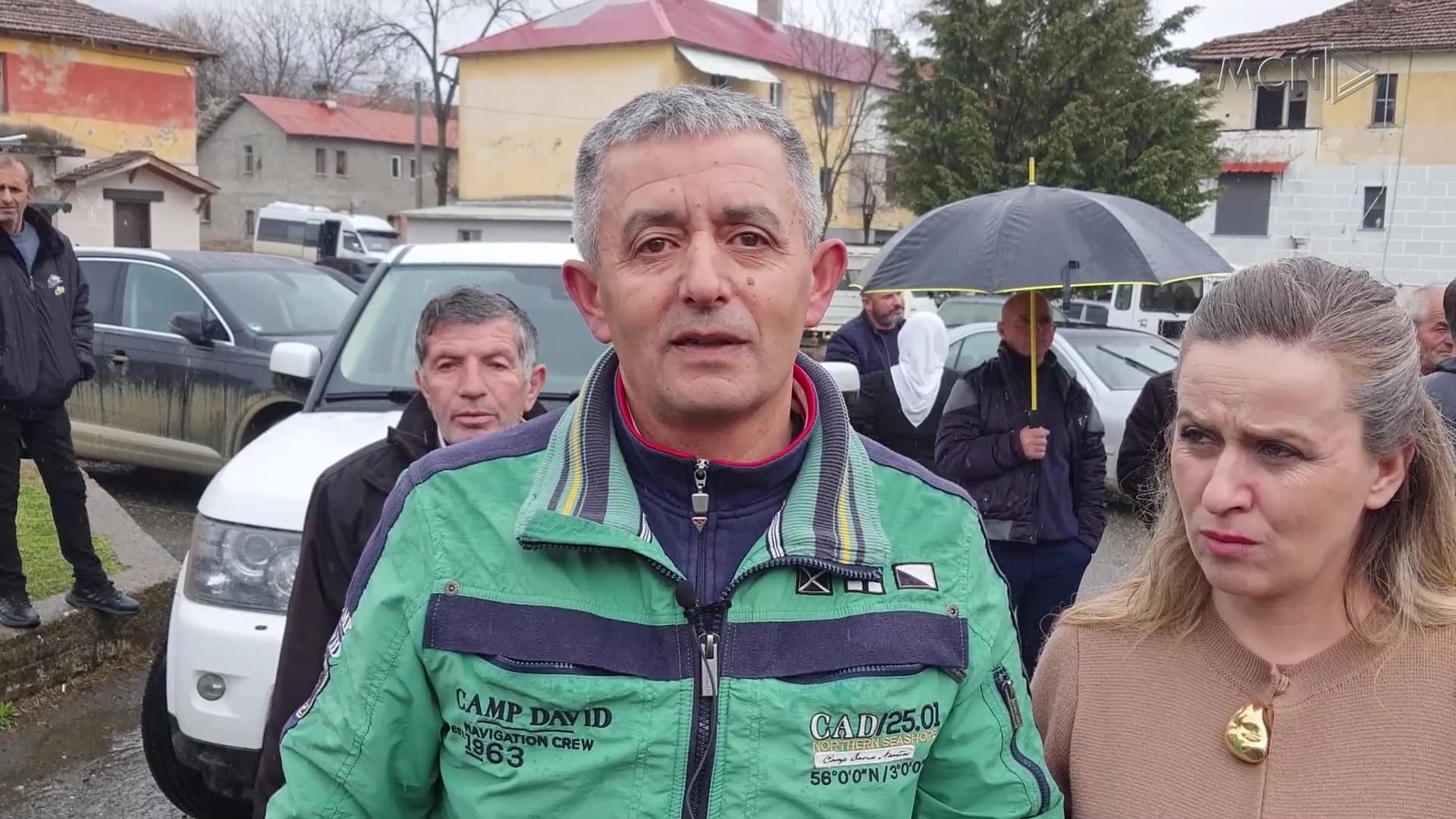 “Nuk do t’i lëshojmë tokat pa gjak” / Ish-deputeti u mori kullotat për fotovoltaik, banorët e Martaneshit në protestë (VIDEO)