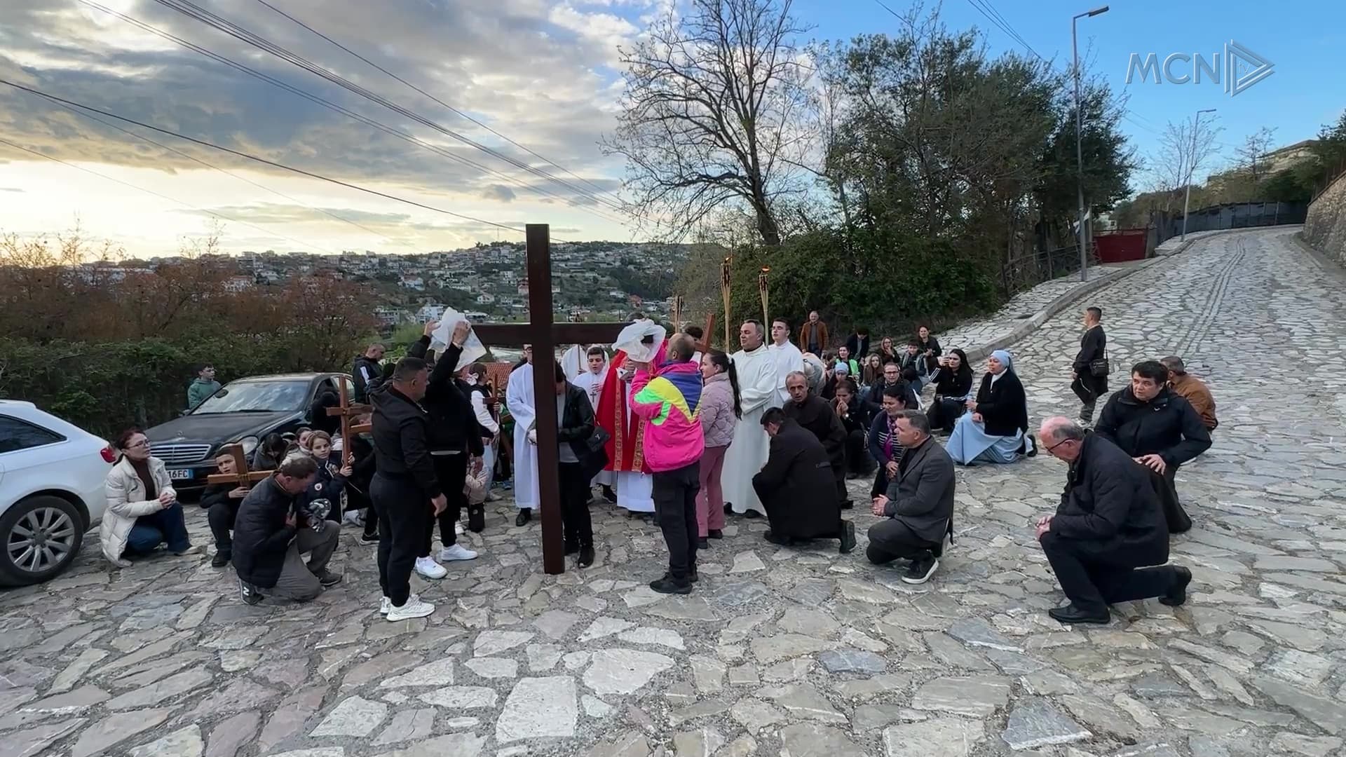 Katolikët kremtojnë Udhën e Kryqit / Dhjetëra besimtarë iu bashkuan ritualit fetar (VIDEO)